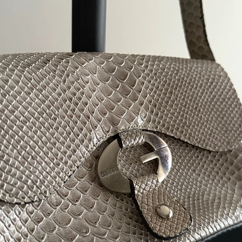 Guess Elegant Cream Snake Print Women's Bag - Picture 2 of 2